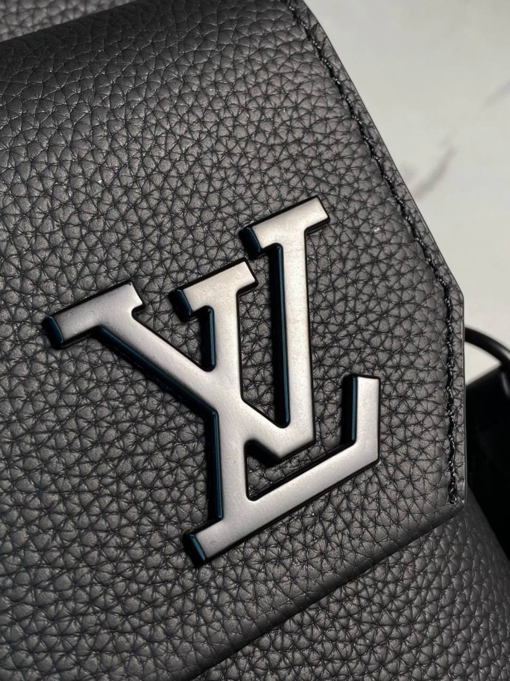 Сумка-мессенджер Louis Vuitton