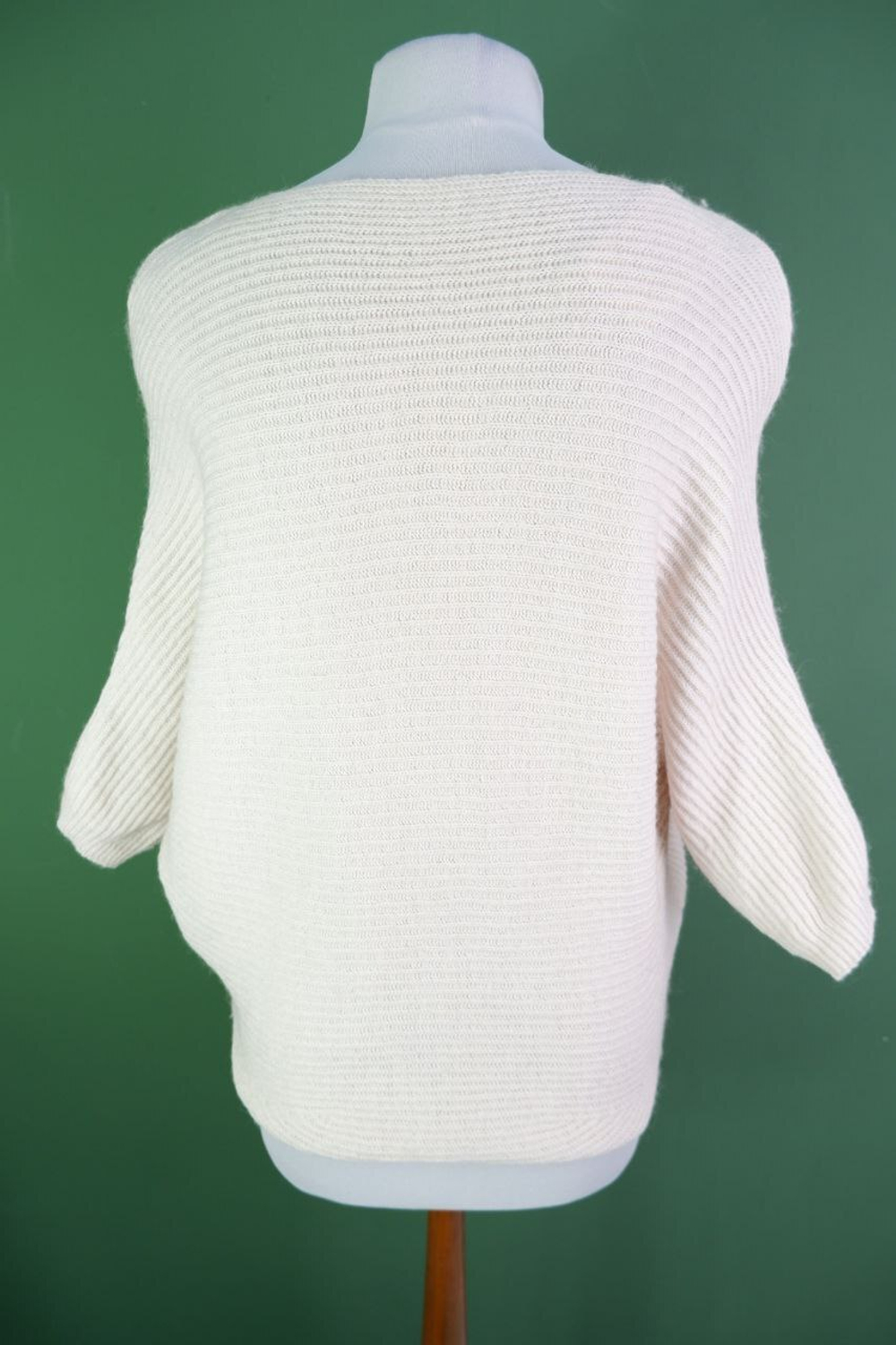 Джемпер симпатичный молочного оттенка 46 размер