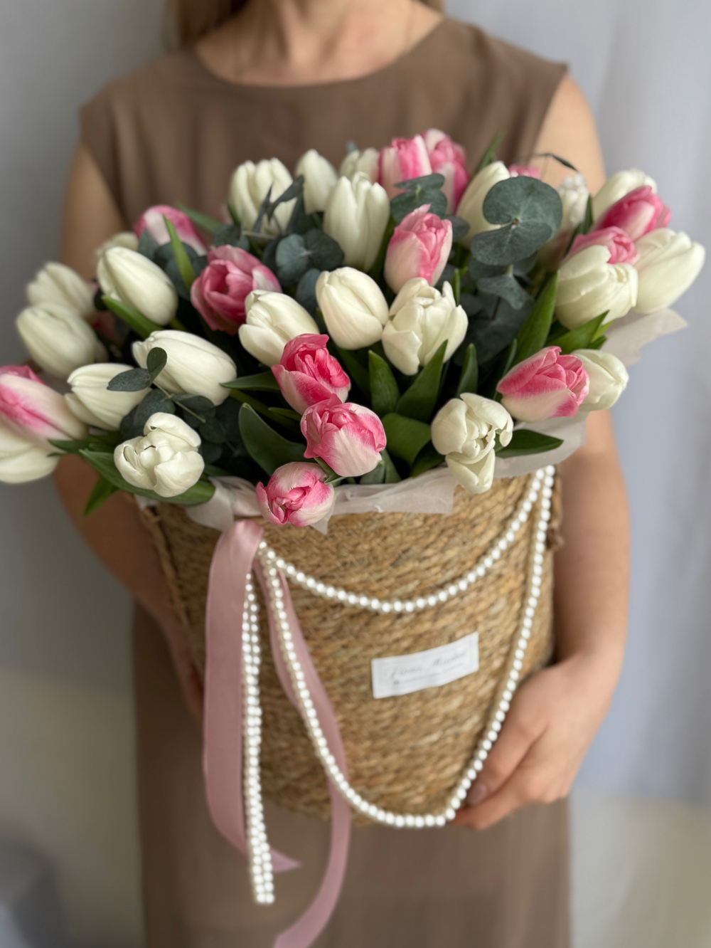 Утонченное сочетание белых и розовых тюльпанов в элегантной корзине от Флора Маркет