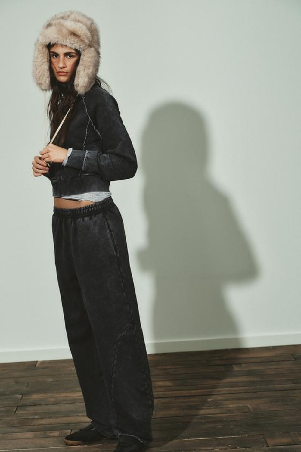 ZARA БРЮКИ CARROT С ЭФФЕКТОМ ПОТЕРТОСТИ, АНТРАЦИТОВО-СЕРЫЙ