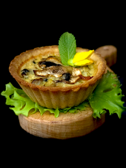 Киш с красным луком и грибами