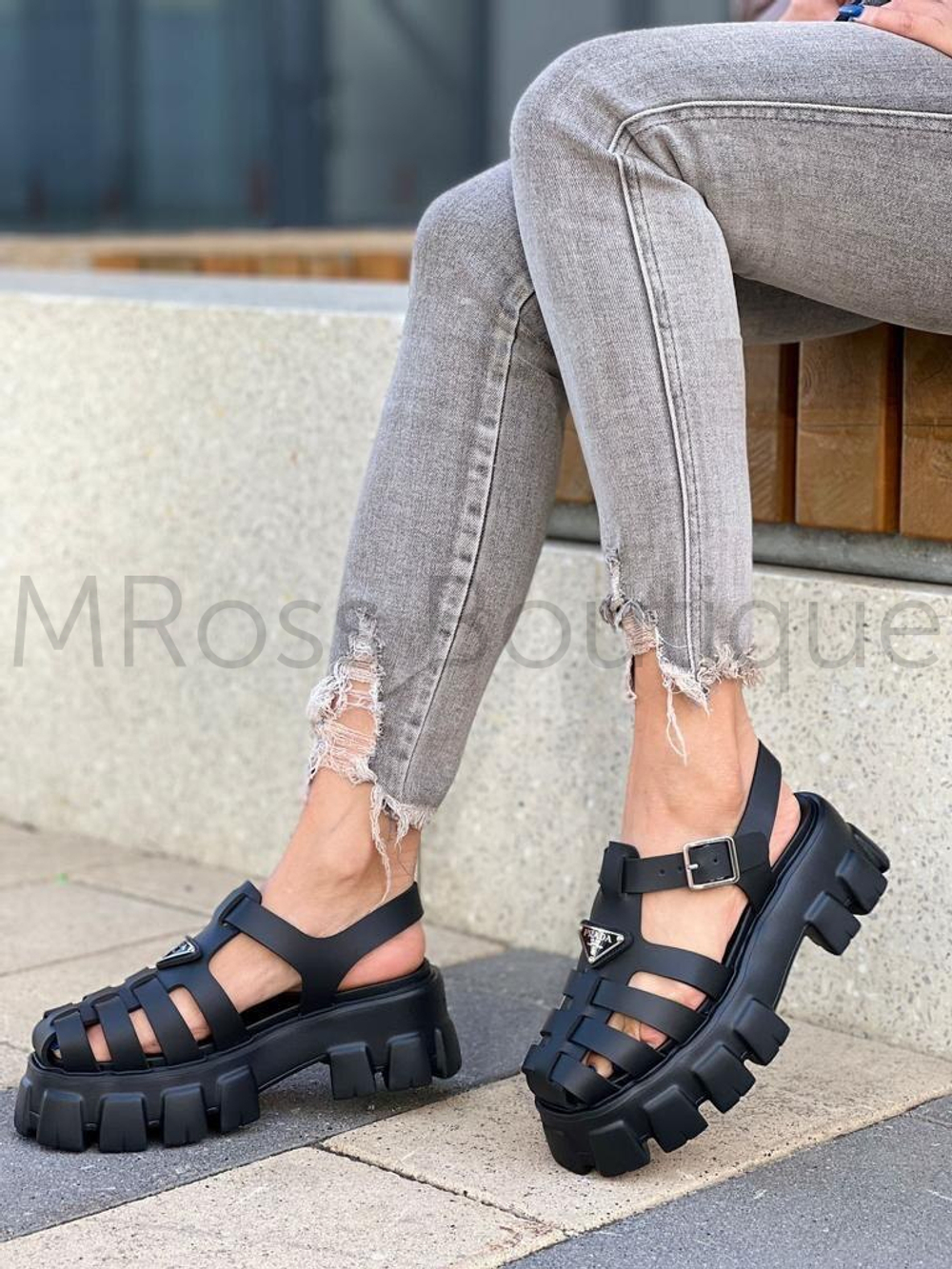 Женские черные резиновые сандалии Prada