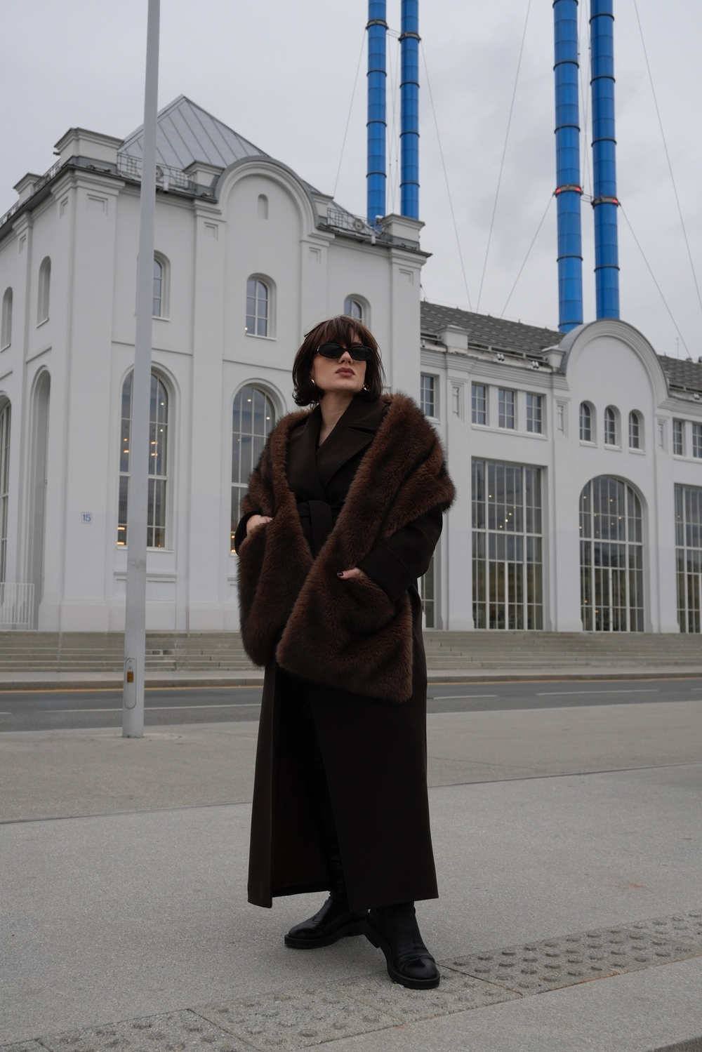 Меховой шарф с карманами шоколад