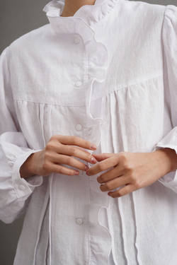 Блузка с рюшами и воротником-стоечкой из белого льна