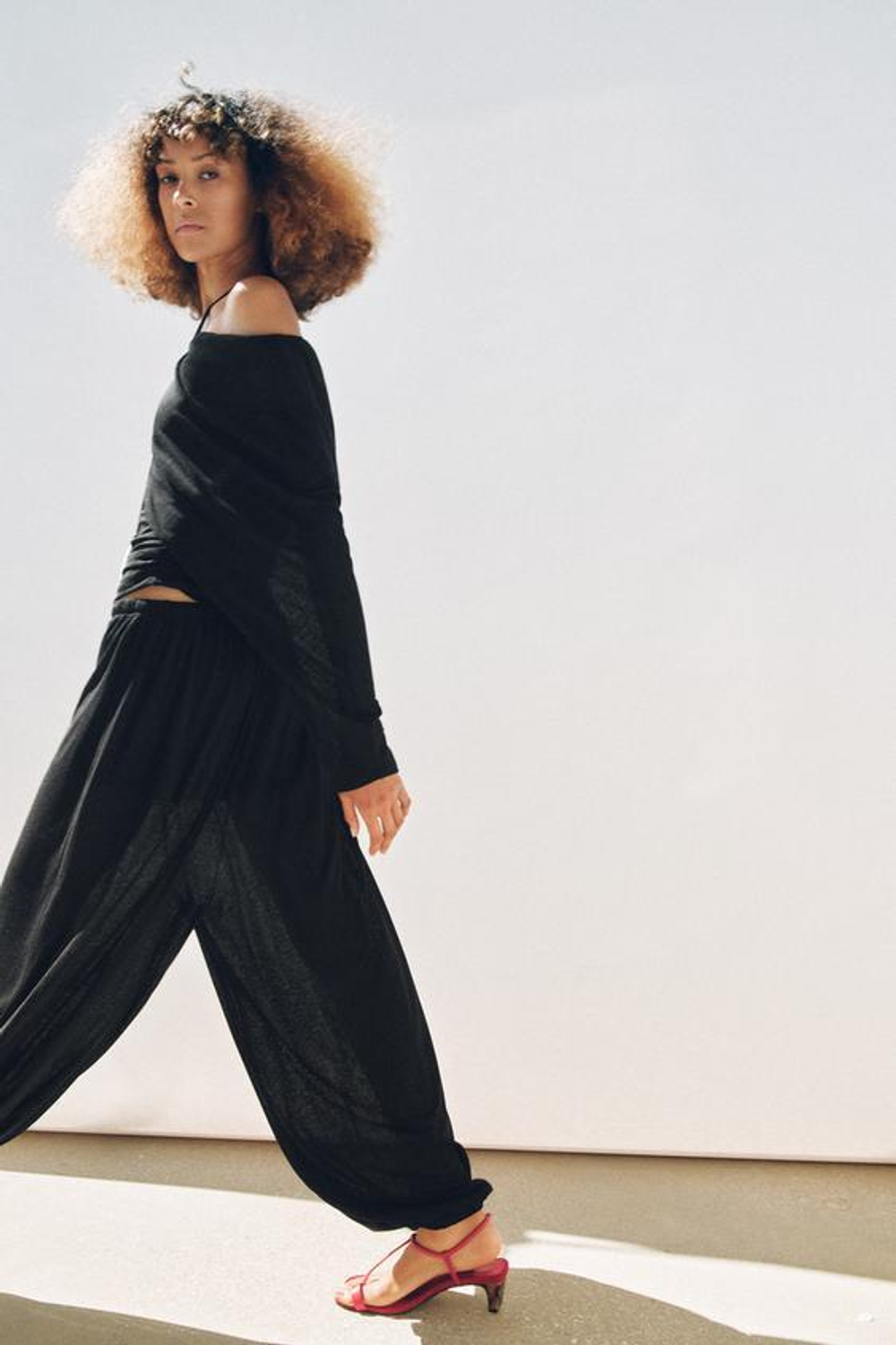 ZARA БРЮКИ-БАЛЛОНЫ СТРУЯЩИЕСЯ, ЧЕРНЫЙ