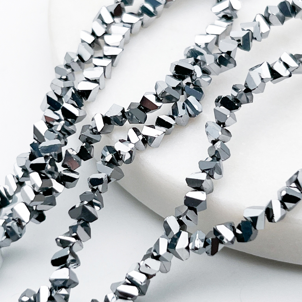 Бусина Треугольник, стекло, цвет серебристый темный, размер около 3*4 мм, цена за нить 32 см