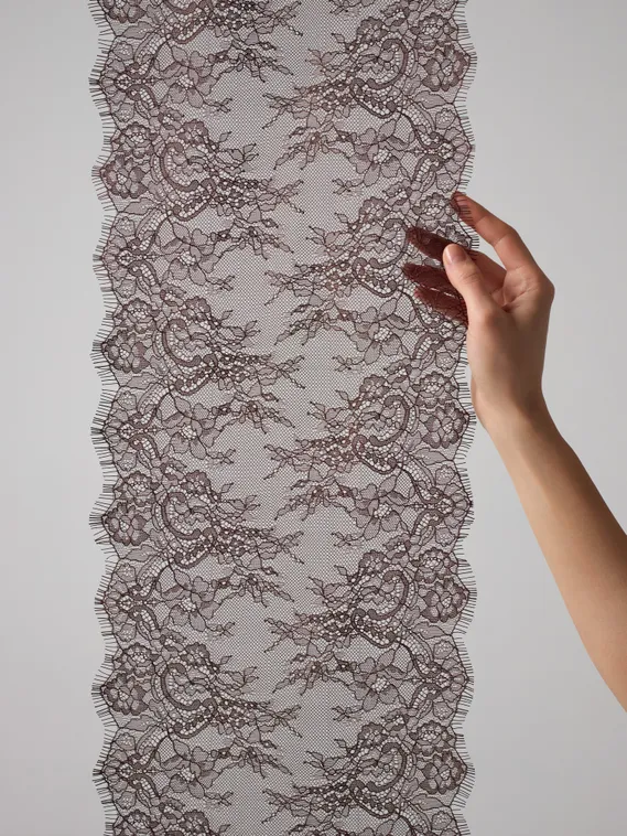 01-53 ОПТ Кружево шантильи 23 см, шоколад