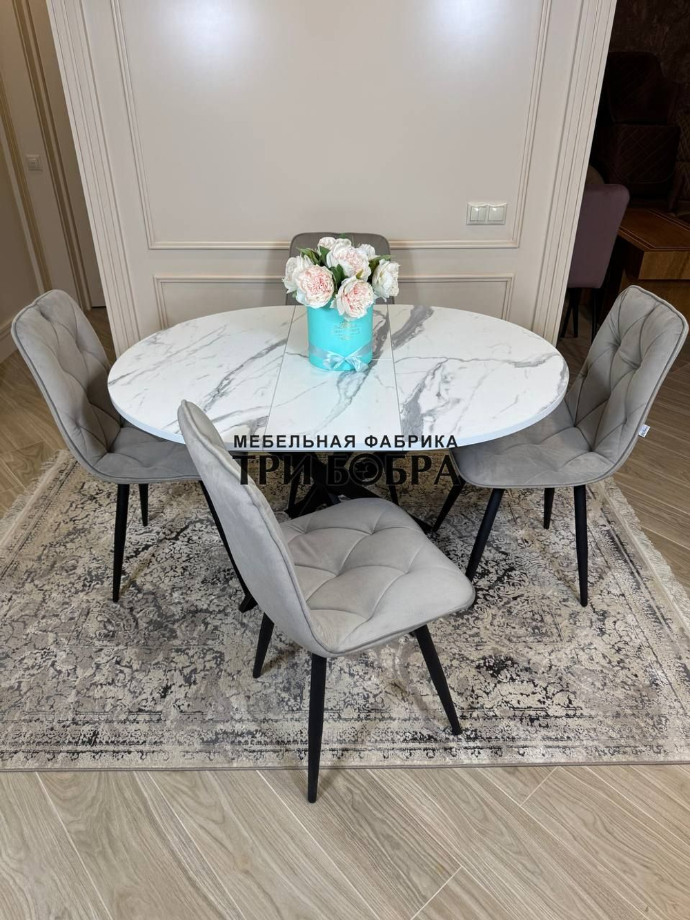 Круглый раздвижной стол "Лофт", белый мрамор и стулья "Ральф" серые