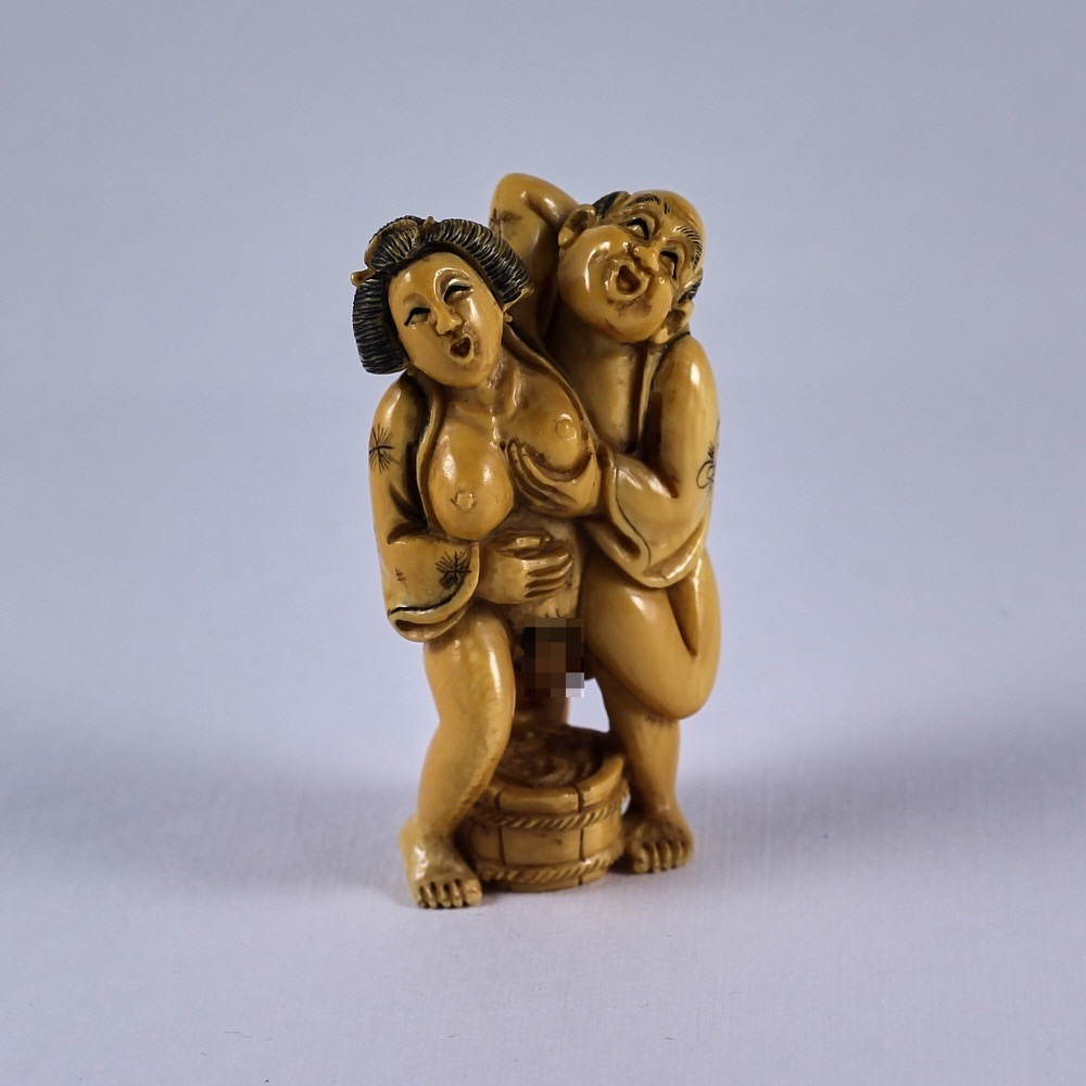 Эротическая статуэтка нэцкэ Любовь в одежде