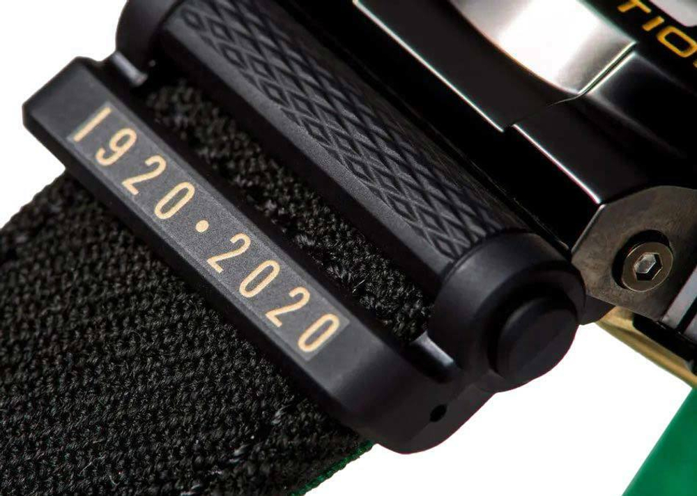 Японские наручные часы Casio G-SHOCK GM-110NE-1AER с хронографом