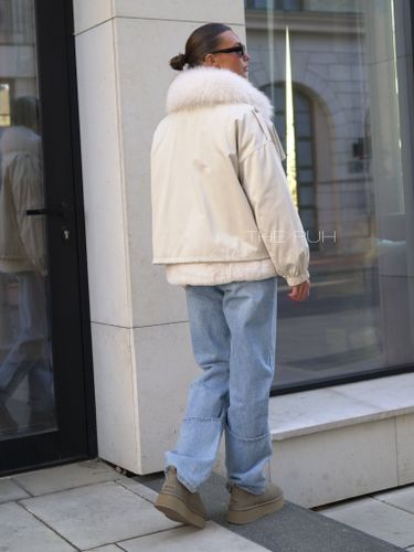 Короткая бежевая парка на пуху с воротником из натурального меха