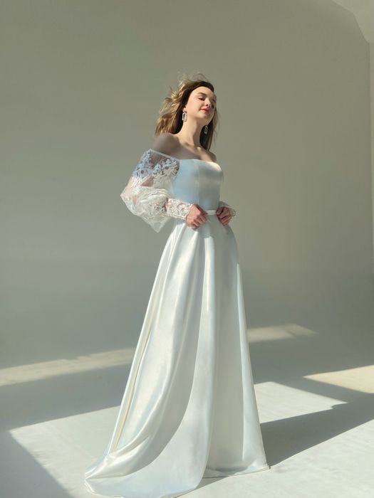 Свадебное атласное платье макси с объемными кружевными рукавами (молочный)