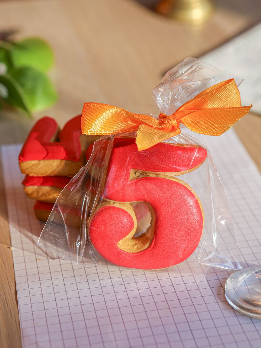 Пряник цифра пять в пакете с лентой