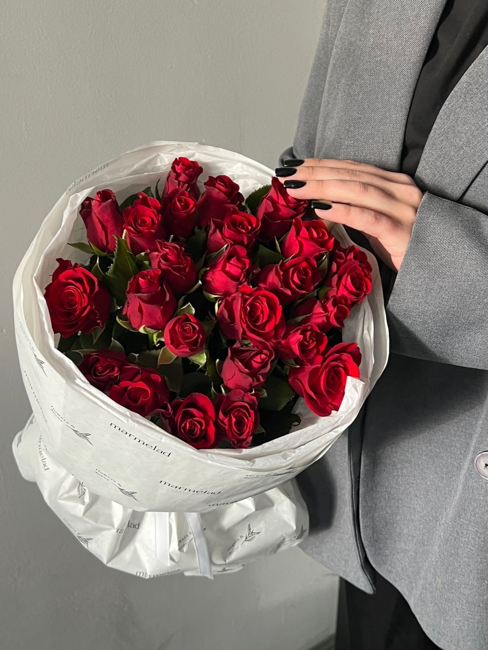 Авторский букет из 25 красных роз в оформлении