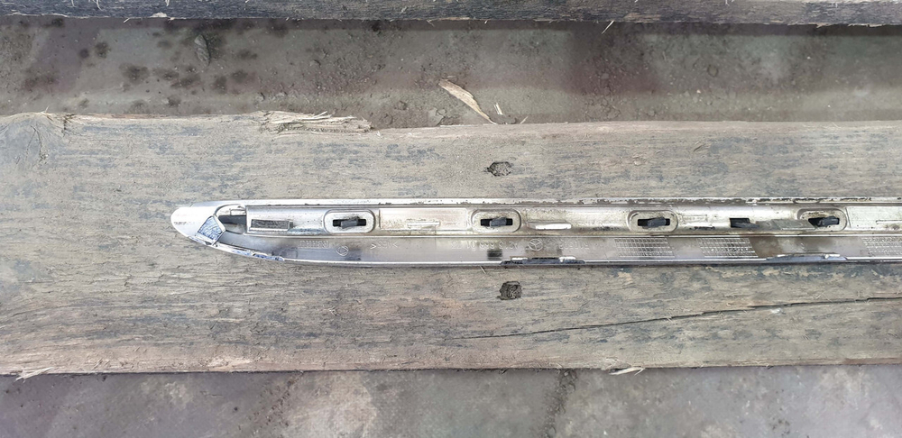 Молдинг решетки радиатора Mercedes E (W213) 16-20 Б/У Оригинал A2138880173