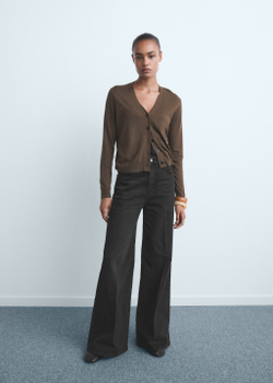 Джинсы с широкими штанинами и высокой посадкой