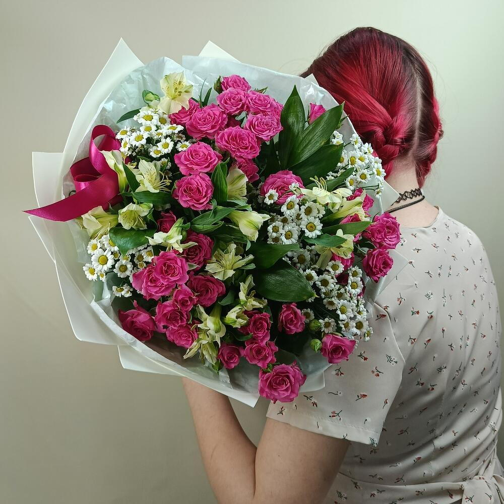 Букет с яркими розовыми кустовыми розами, альстромериями и ромашками Сантини в упаковке