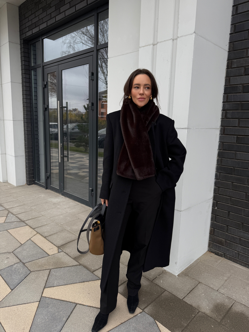 Шарф из эко-меха с прорезью коричневый