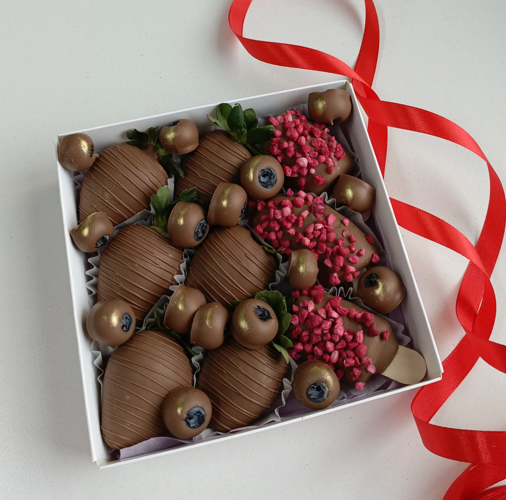 Клубника в шоколаде, бананы в шоколаде, голубика в шоколаде