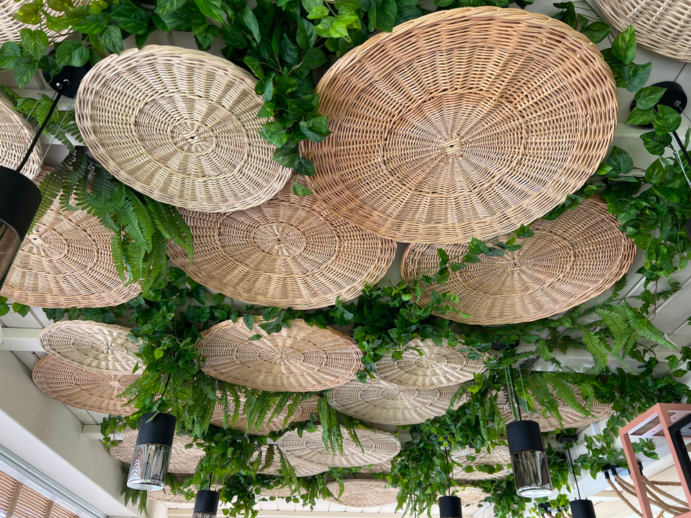 Озеленение потолка искусственными растениями отеля « Бридж Резорт» г.Сочи