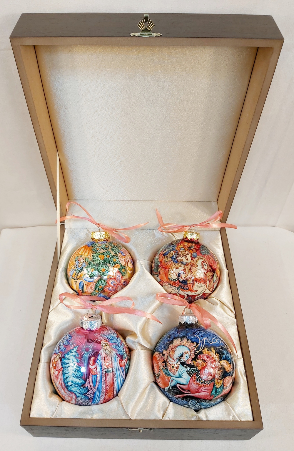 Сувенирный набор из 4-х новогодних шаров с ручной росписью "Сказки"