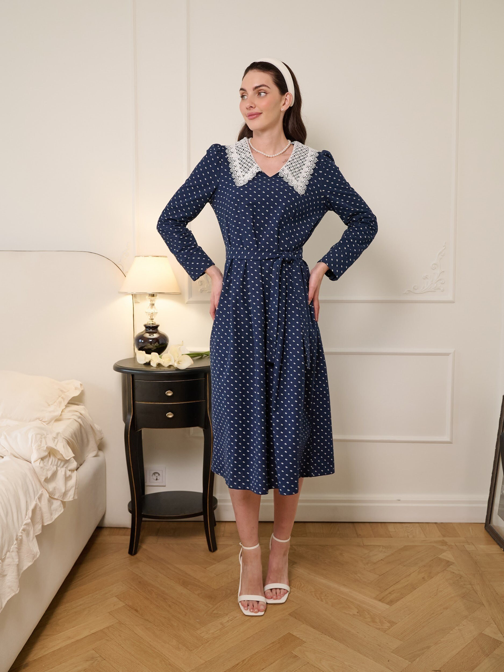 Платье с кружевным воротником