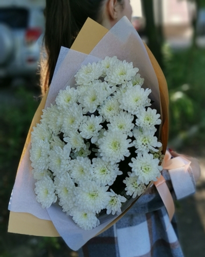 Моно букет из белых хризантем