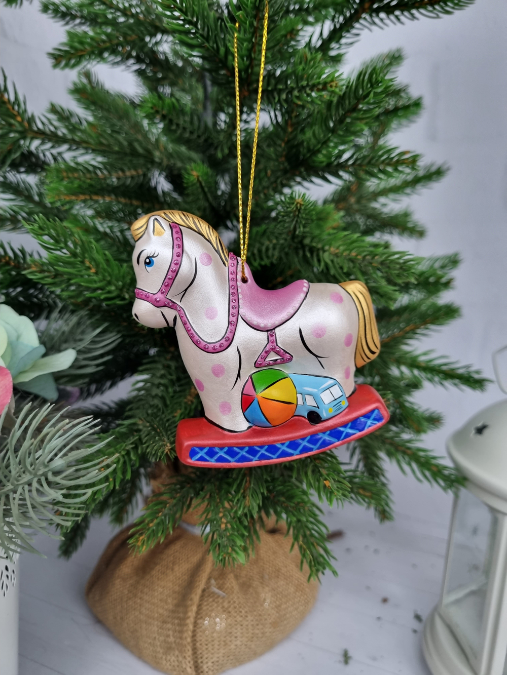 Лошадка с игрушками ёлочная игрушка из фарфора