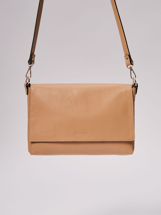 Сумка кожаная на плечо нюдовая