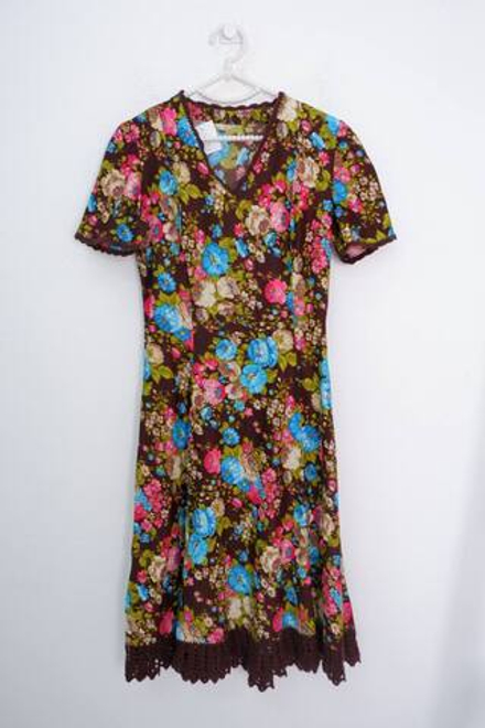 Платье с принтом из ярких цветов 44 размер