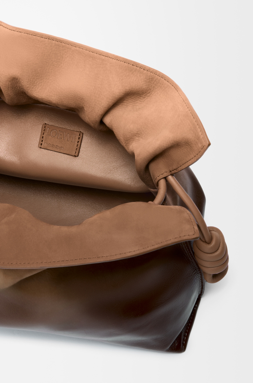 Loewe Средняя сумка-клатч Flamenco из лакированной нубуковой кожи с градиентным переходом цвета, мокко