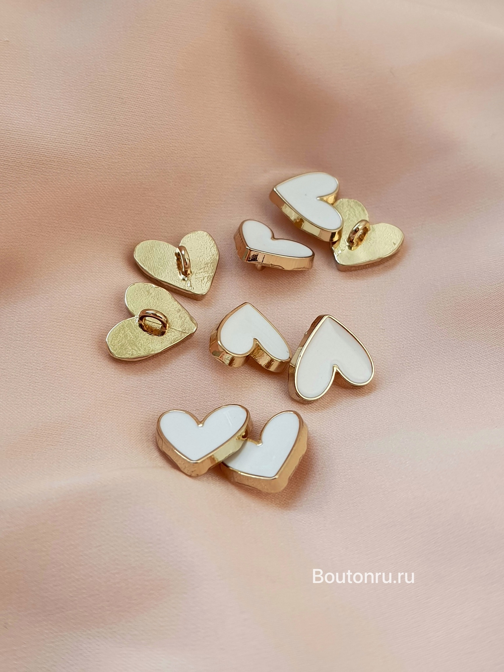 Пуговицы сердечки белая эмаль в золотистом металле