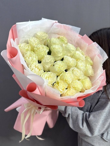 Монобукет с 25 белыми розами сорта "Мондиаль" (Эквадор 60 см)