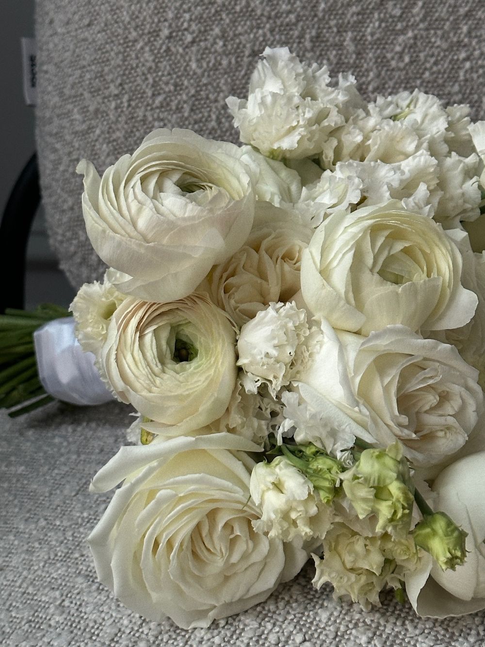 Свадебный букет из ранункулюсов, лизиантуса и одноголовых роз