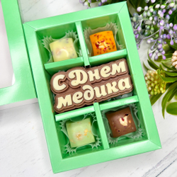 Шоколадный подарок "С Днём медика. Мужской": шоколадка-надпись и 4 конфеты ручной работы