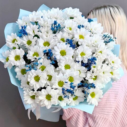 Букет из 9 кустовых хризантем сорта "KENNEDY WHITE" и синим лимониумом