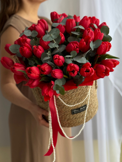 Яркие красные тюльпаны и ароматный эвкалипт в стильной корзине от Флора Маркет