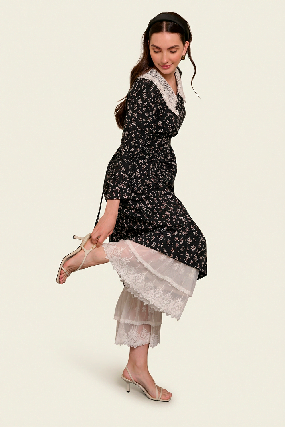 Платье с кружевным воротником