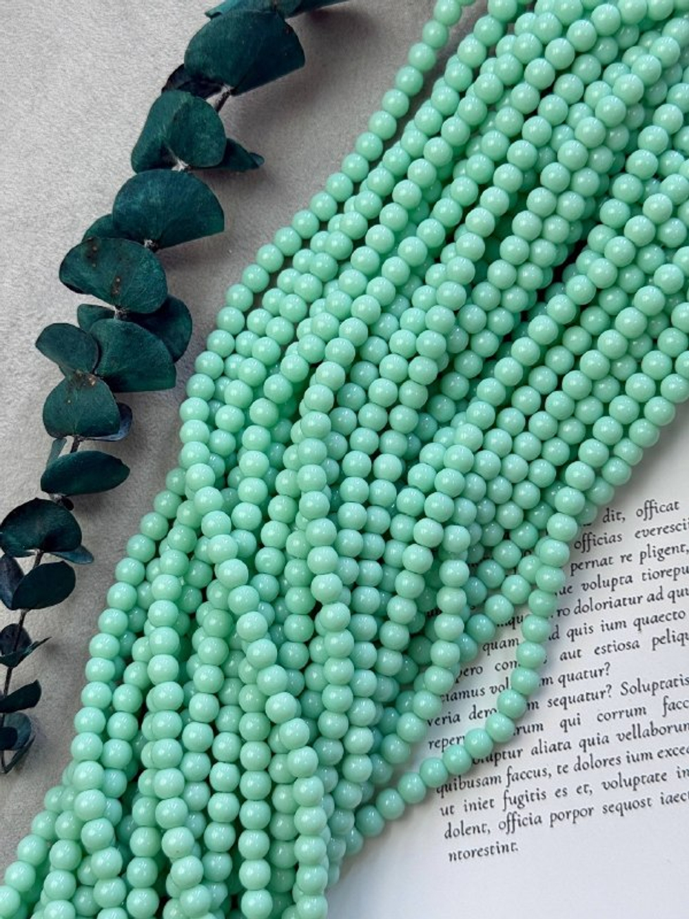 Стеклянные бусины под керамику 6 мм, нить 38 см, Мятный