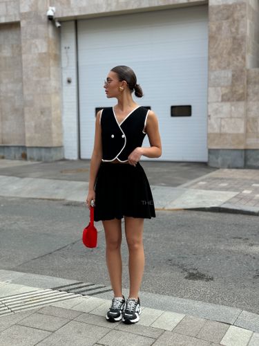 Черный костюм из жилета и юбки