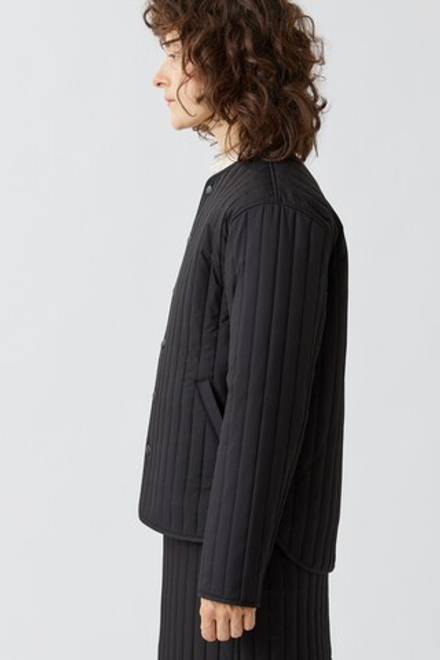 Стеганая куртка черного цвета из бархатистой мембраны