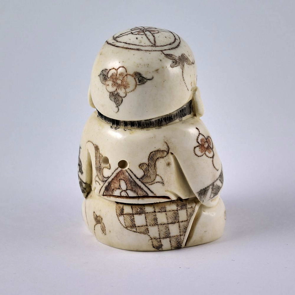 Нэцкэ Мальчик Карако с корзиной рыбы