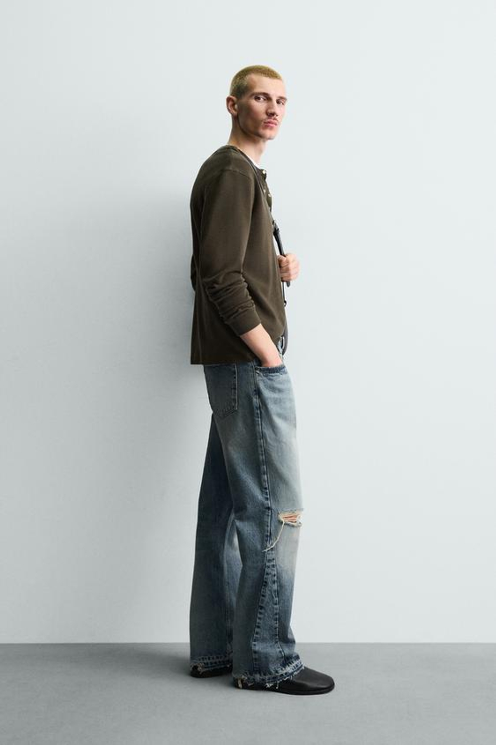 ZARA РАСКЛЕШЕННЫЕ ДЖИНСЫ С РАЗРЕЗАМИ, ВЫЦВЕТШИЙ СИНИЙ