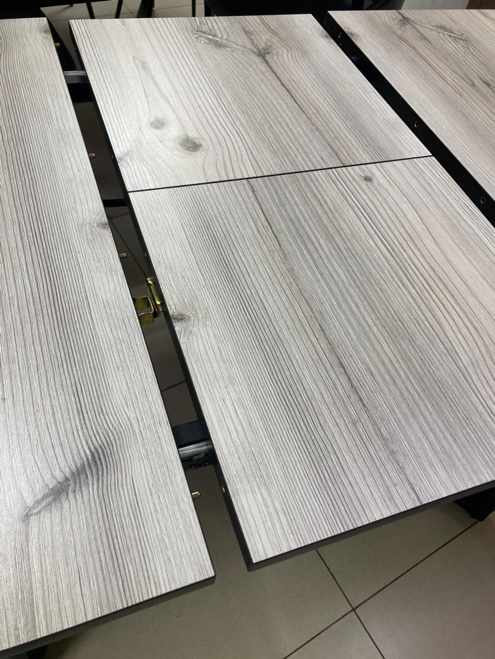 Стол разд пластик Миллер бабочка К-т ног №5 черный Царг.пояс 930 черный Ст-ца бискайская сосна (чер)