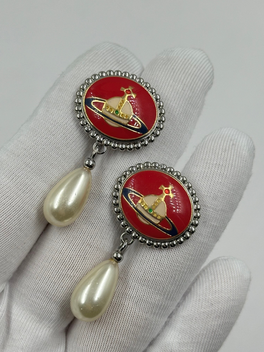 Серьги с красной эмалью и «жемчугом» Vivienne Westwood (только онлайн)