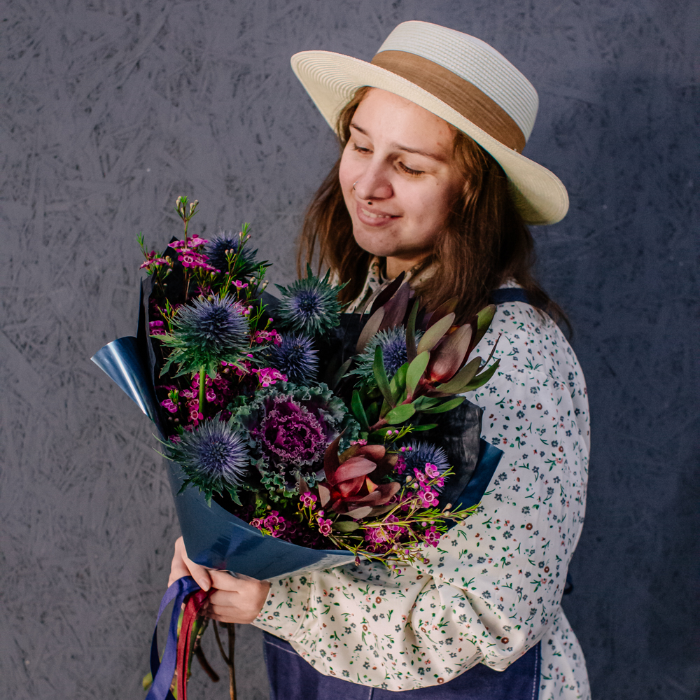 68. Элегантный темный букет с брассикой и эрингиумом