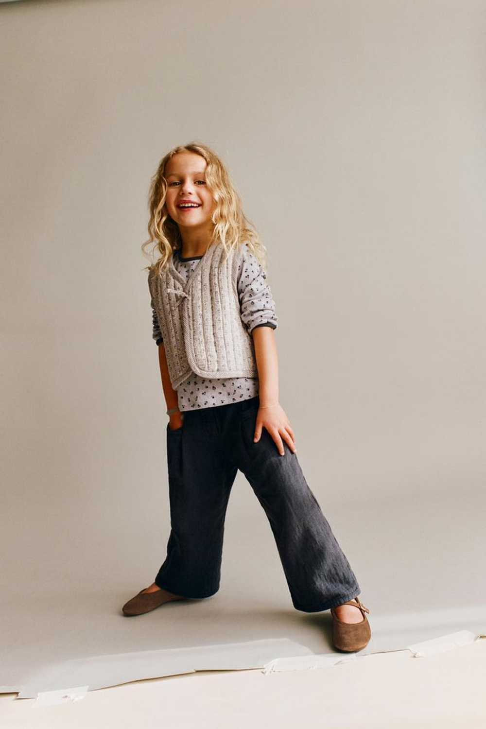 ZARA TIMELESZ - БРЮКИ С ЗАЩИПАМИ И ЗАНИЖЕННЫМ ШАГОВЫМ ШВОМ, ЛИНЯЛЫЙ СИНИЙ