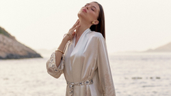 Халат шелковый Mollen Маки жемчужный/белый