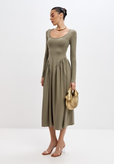 Платье с рукавами и драпировкой