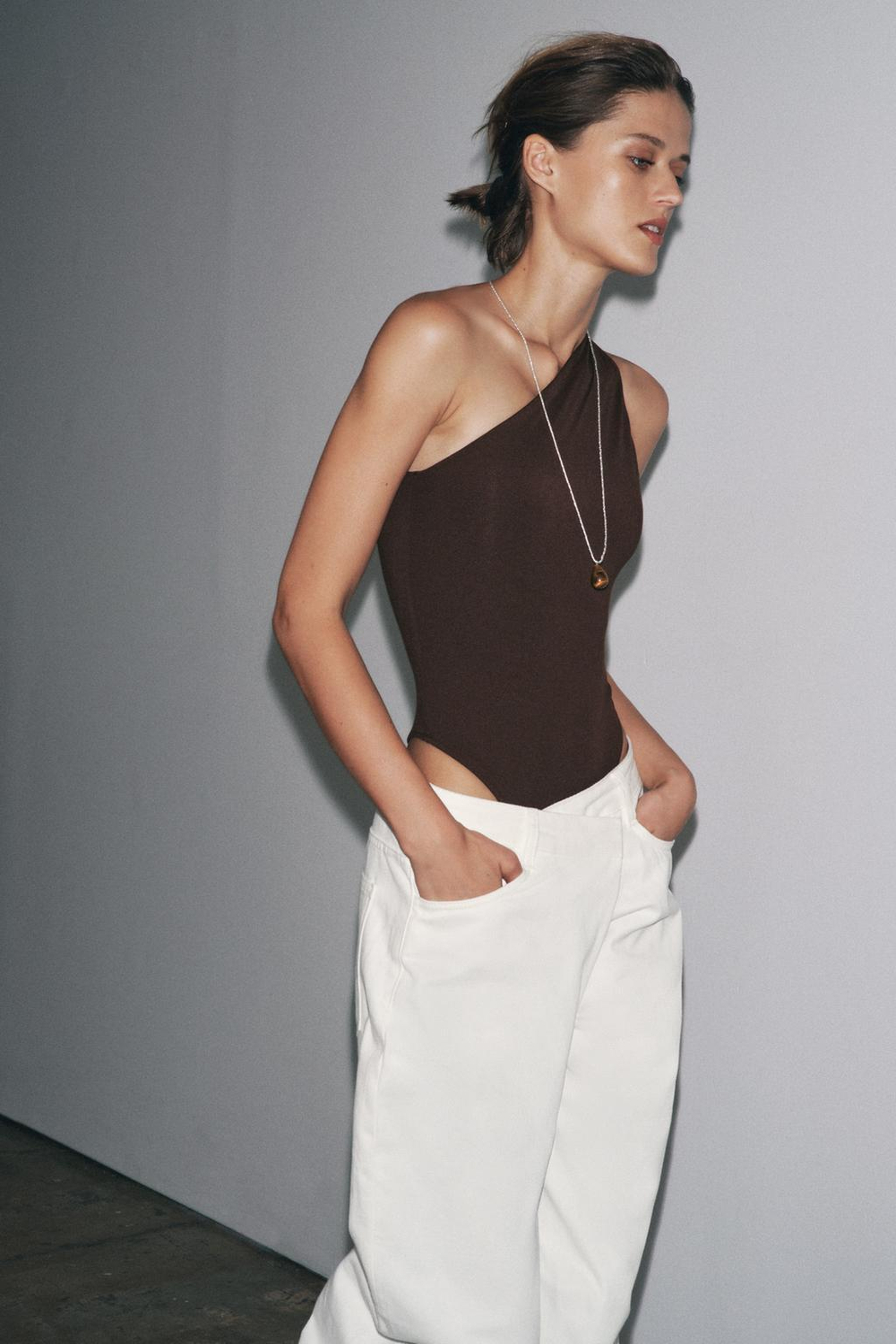 ZARA БОДИ АСИММЕТРИЧНОГО КРОЯ ИЗ ПОЛИАМИДА, ТЕМНО-КОРИЧНЕВЫЙ